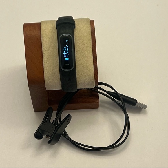 Garmin Vivosmart 4 (tested Charger included)